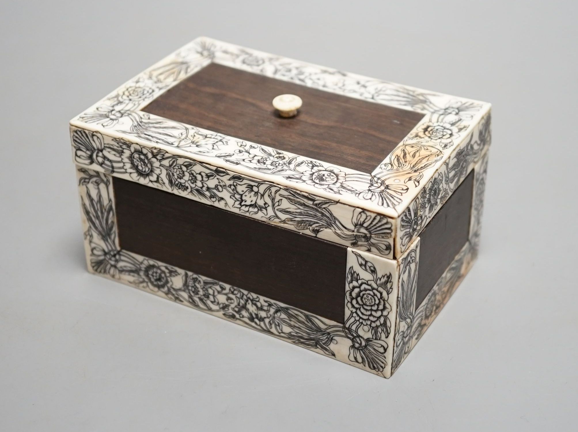 A 19th century Vizagapatam Ivory and rosewood box and cover - 7cm tall